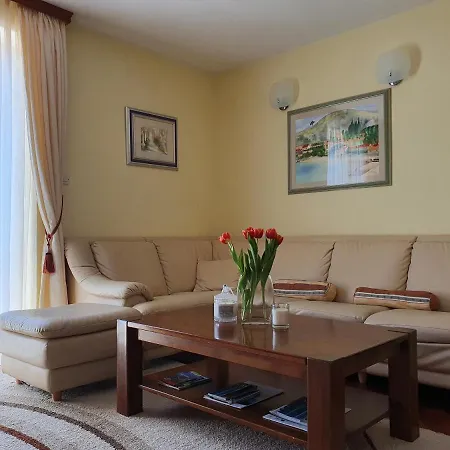 Ana-1 Minute To The Old Apartment *